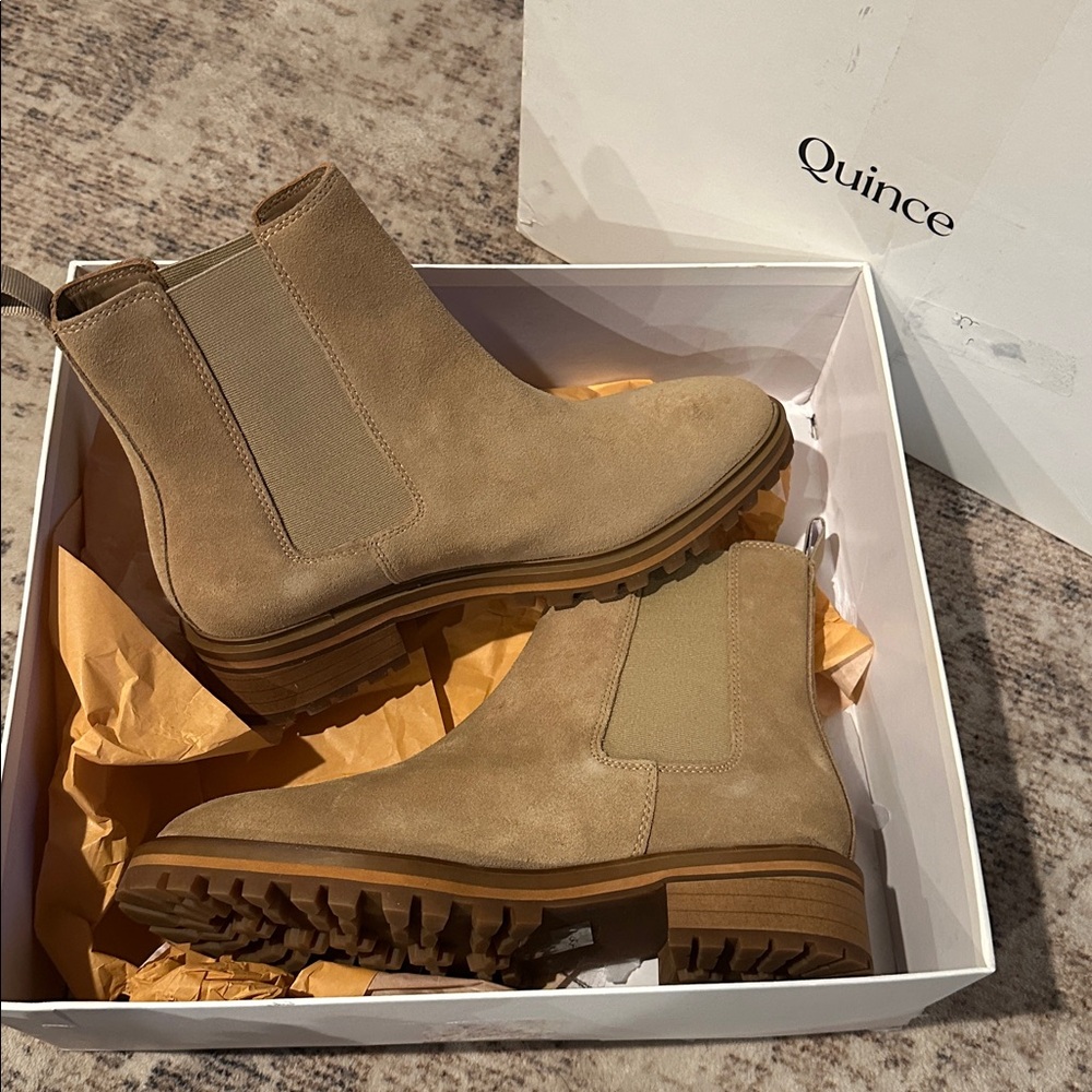 Quince Women's
Suede Chelsea Boot Size 8
Desert Tan Lug‎ Sole New - Picture 3 of 5
